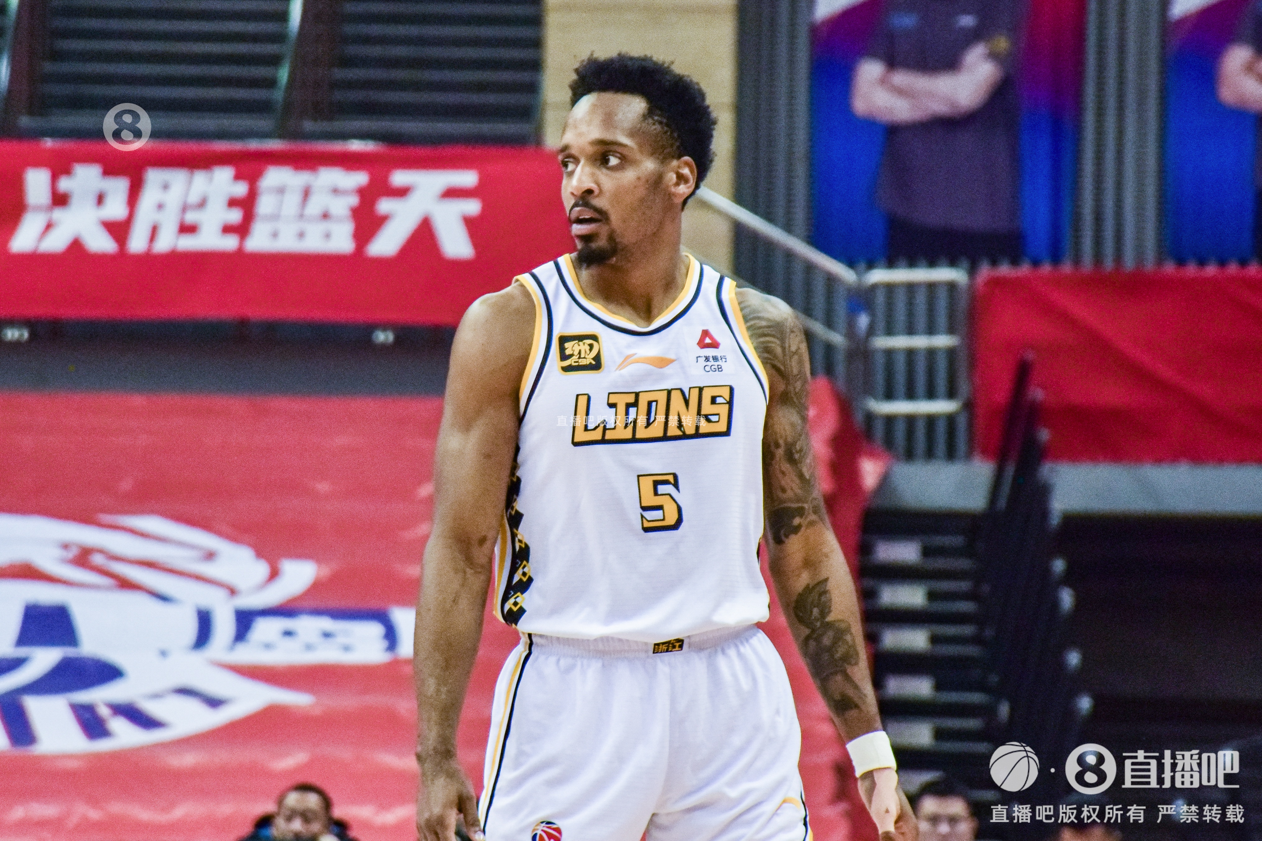 得分保障!小巴里-布朗17中9&三分9中4砍28分 末節11分助隊取勝